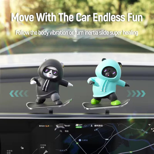 دب متزحلق على دشبول السيارة