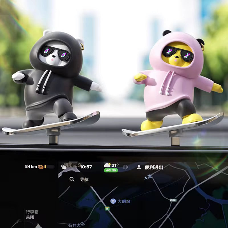 دب متزحلق على دشبول السيارة