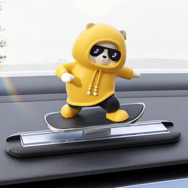 دب متزحلق على دشبول السيارة